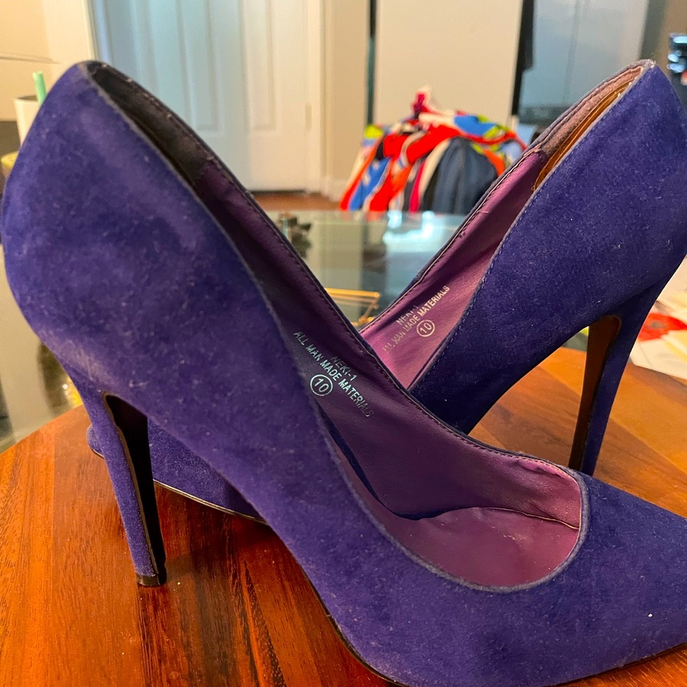 Suede dark blue pumps